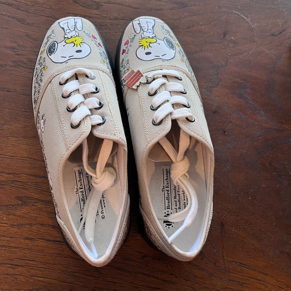 Bradford Exchange Peanuts Snoopy canvas shoes size 7.5 with charm